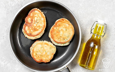 Добавьте в тесто смесь из зелени, яйца и сыра. Перемешайте. Выкладывайте ложкой на раскаленную сковороду. Жарьте до золотистости с двух сторон. 