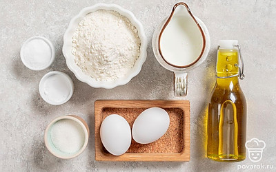 Заранее достаньте яйца с кефиром из холодильника, согрейте до комнатной температуры. Просейте муку. Понадобится две большие плоские тарелки, а также удобная лопатка или вилка для переворачивания лепешек.