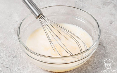 Влейте к яичной массе кефир и тщательно перемешайте.