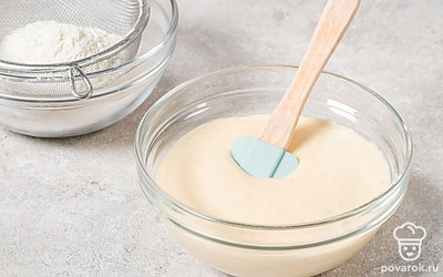 Смешайте муку с содой и добавляйте в тесто частями, постоянно перемешивая. 