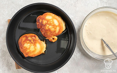 Наполните сковороду маслом так, чтобы оно полностью покрывало дно. Хорошо разогрейте масло среднем огне. Распределите тесто по сковороде, формируя оладьи. 