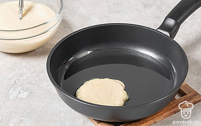 Как только лепешки зарумянятся, переверните их на другую сторону и жарьте до готовности.