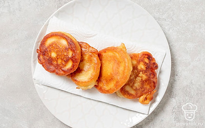 Застелите тарелку несколькими бумажными полотенцами, чтобы они впитали лишний жир. Перекладывайте готовые оладьи из сковороды сразу на бумагу. Следите за тем, чтобы мелкие капли теста, случайно слетевшие с ложки, не горели во время жарки. Сразу убирайте их из сковороды.