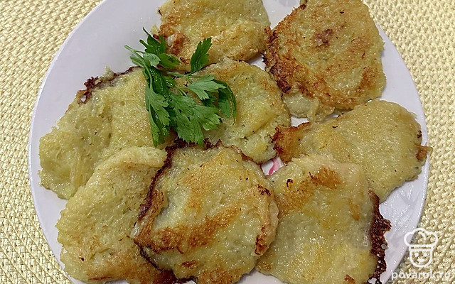 Золотистые оладьи из картофеля со сметаной — Рецепт с фото