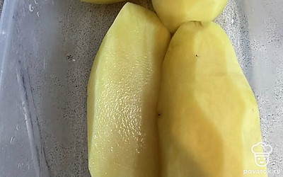 Картофель очистить.