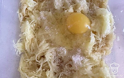 Добавить соль и яйцо. Хорошо перемешать.