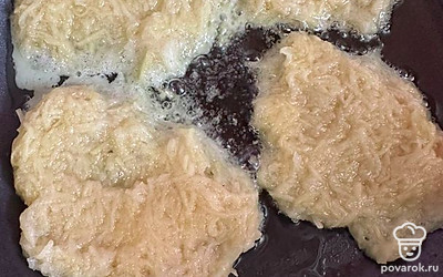 В сковородку налить растительное масло. Выложить ложкой смесь и жарить с одной стороны.