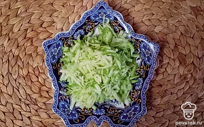 Кабачок натереть на крупной терке. 