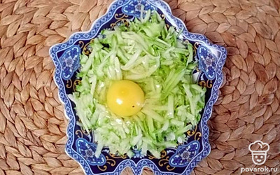 Добавить куриное яйцо. 