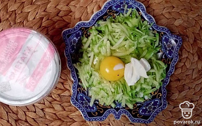 Приправить сметаной. 