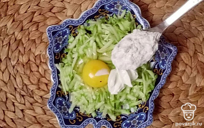 Добавить муку и соль. 