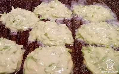 Выложить массу ложкой на хорошо разогретую сковороду. Жарить по 3-5 минут с каждой стороны. 