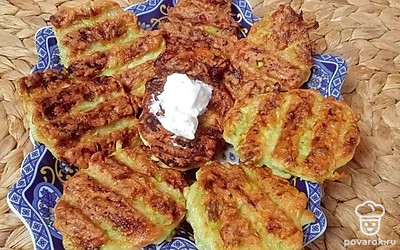 Подавать оладьи из кабачков со сметаной. Приятного аппетита! 