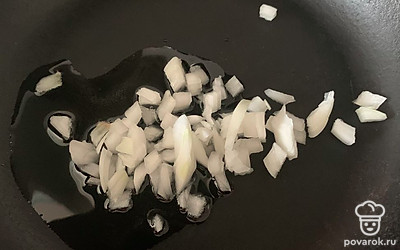 Лук нарезать и обжарить до золотистой корочки.
