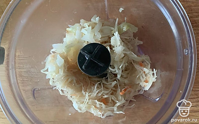 В чашу блендера выложить капусту и обжаренный лук, измельчить.