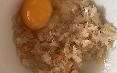Добавить яйцо, соль и сахар.