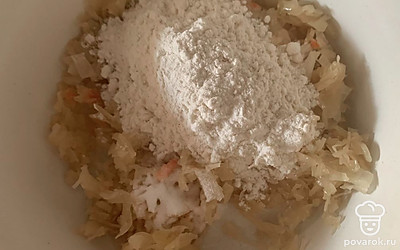 Всыпать муку и соду.