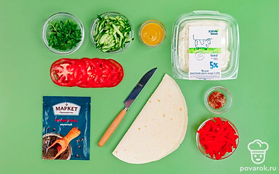 Подготовьте начинку. Огурцы и болгарский перец нарежьте тонкой соломкой, помидоры — тонкими слайсами. Зелень измельчите.