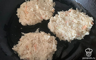 На разогретую сковородку выложить оладушки.