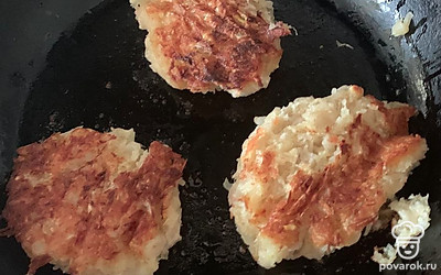 На среднем огне обжаривать их с двух сторон.