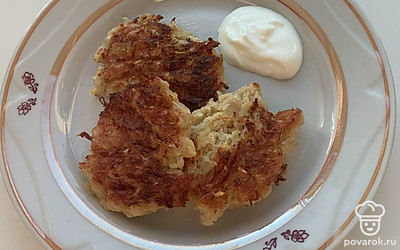 Подавать порционно, со сметаной.