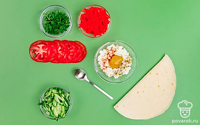 Сделайте намазку. В глубокой миске соедините творог и горчицу, сухие специи, соль и перец. Смешайте до однородной консистенции.