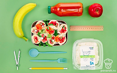 Перед подачей разрежьте лаваш на порционные кусочки, сложите в ланчбокс.