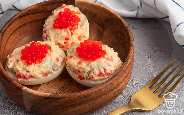 Яйца, фаршированные солеными огурцами и красной икрой — Рецепт с фото
