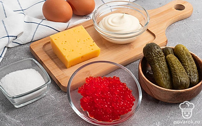 Убедитесь, что у вас есть все продукты в нужном количестве. Отварите куриное яйцо заранее, слейте рассол с маринованных огурцов.