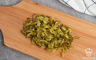 Очистите куриные яйца, разрежьте пополам, выньте желток чайной ложкой. Мелко нарежьте яичный желток и огурцы.Натрите сыр на терке.