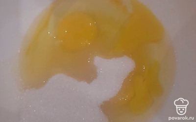 В миску положить яйца и сахар, перемешать.