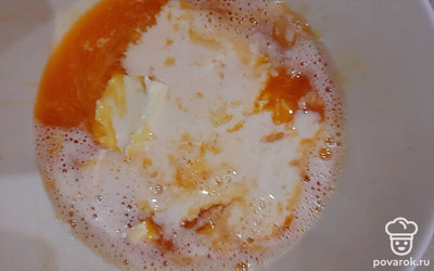 В тесто добавить тыквенный сок, растопленное сливочное масло, перемешать.