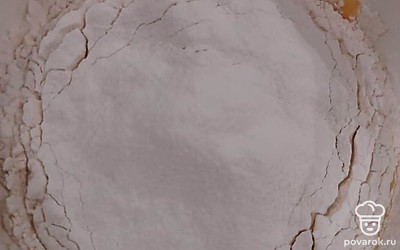 Добавить соль, разрыхлитель, муку.