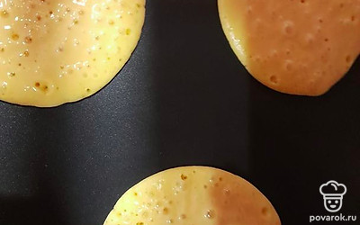 Выпекать на сухой сковороде с двух сторон. 