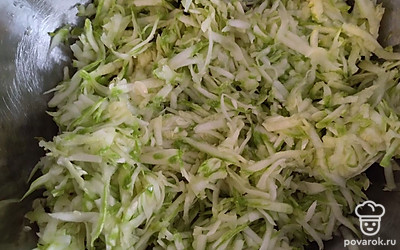 Кабачки натереть на крупной терке, отжать влагу.