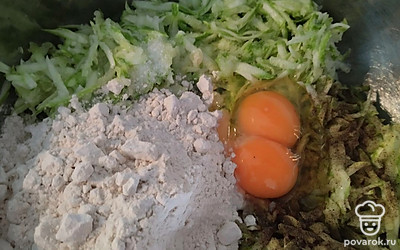 Добавить муку, яйца, соль, перец. Перемешать.