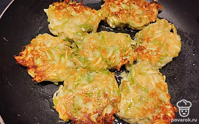 Обжарить с двух сторон, до золотистой корочки.