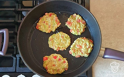 На разогретую сковороду столовой ложкой выложите кабачковое тесто. Обжаривайте с двух сторон до золотистой корочки, на небольшом огне.