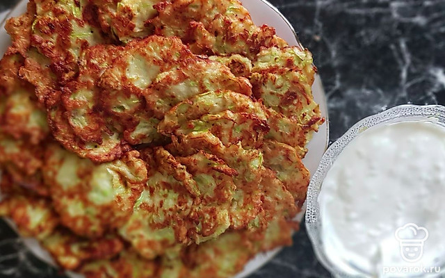 Кабачковые оладьи с соусом из сметаны — Рецепт с фото