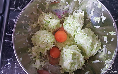 Добавить три яйца и перемешать. Поперчить по желанию. 