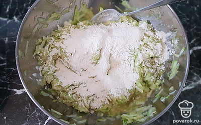 Добавить три столовые ложки муки. Все хорошо перемешать ложкой. 