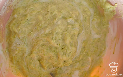 Трем кабачок на мелкой терке, добавляем яйцо и кефир. Перемешиваем и потом просеиваем туда же муку. Добавляем соль, перец по вкусу и столовую ложку растительного масла, все смешиваем.