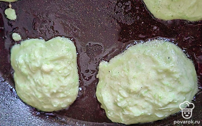 Выливаем на раскаленную сковороду оладушками, жарим.