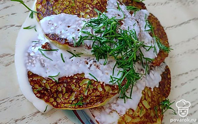 Подаем оладьи со сметанкой и зеленью. Приятного аппетита!