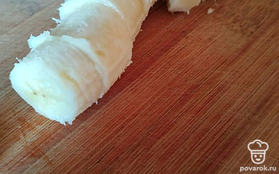 Нарезать и потом размять банан. 