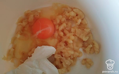 Добавить одно яйцо и натуральный йогурт. Все перемешать.