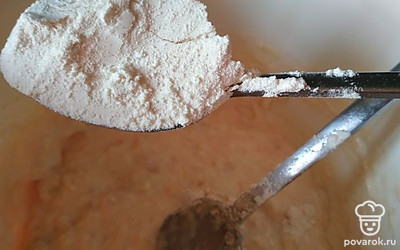 Ввести муку. Смешать.