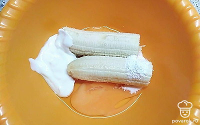 Смешать банан, яйцо, сметану и разрыхлитель. Измельчить все вилкой.