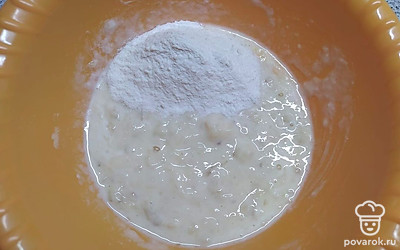 Добавить рисовую муку и тщательно перемешать массу.