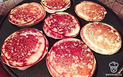 Обжаривать оладьи на сковороде с растительным маслом, с обеих сторон, до готовности.